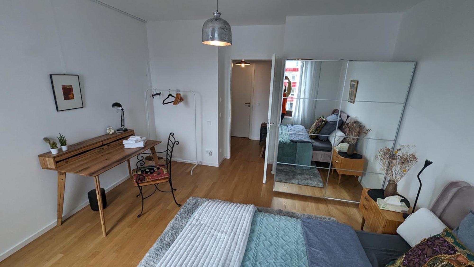 Either Private 2B2B Or Shared 1B1B, Luxury, Bright, Spacious Berlin Værelse billede