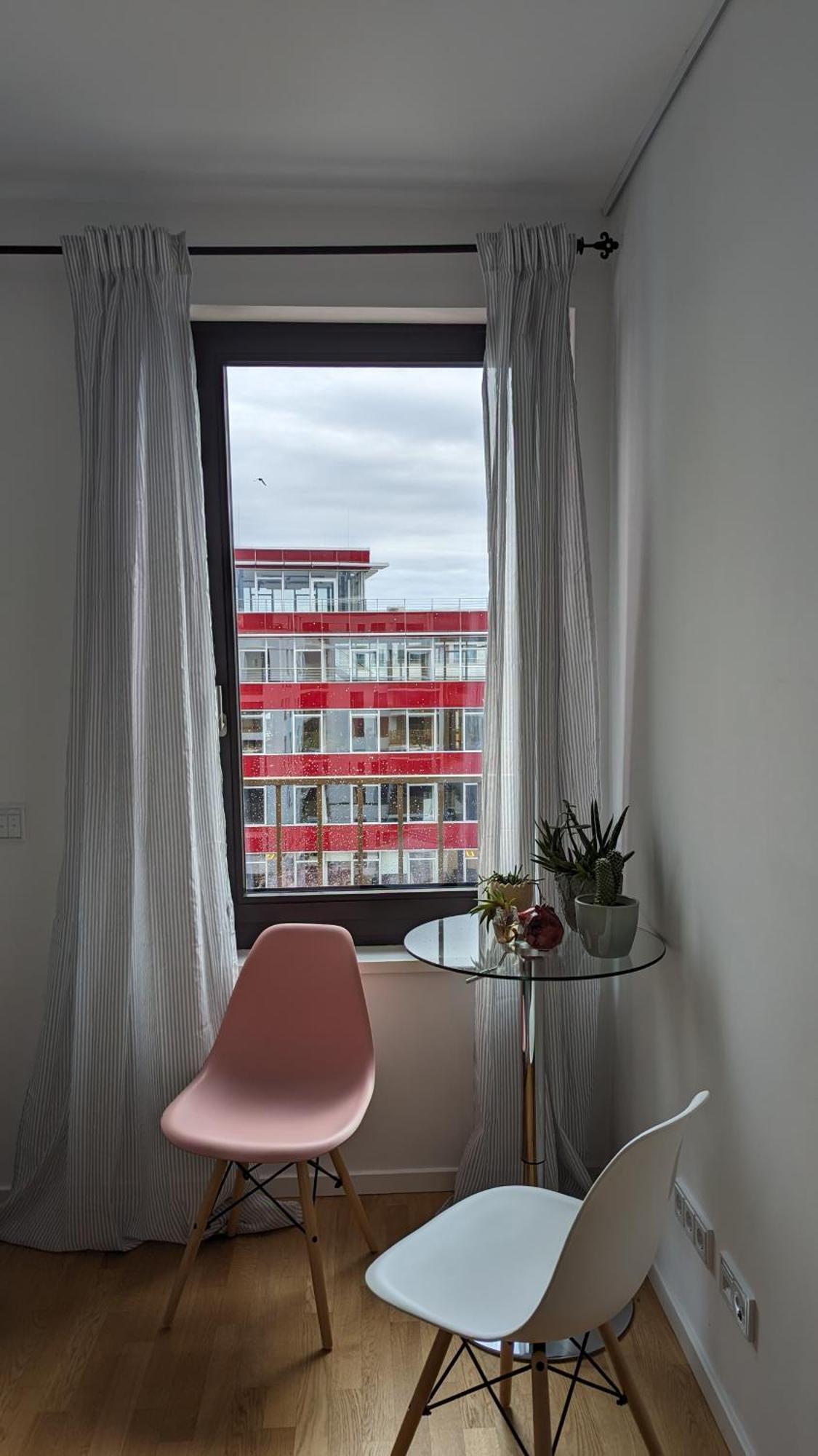 Either Private 2B2B Or Shared 1B1B, Luxury, Bright, Spacious Berlin Værelse billede